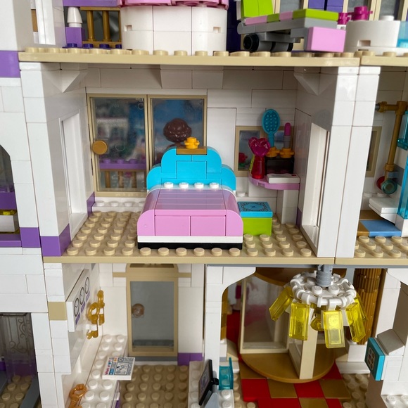 Lego Friends: Grand Hotel - Picture 8 of 13